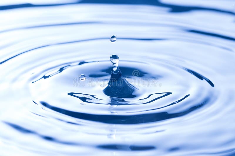 Einfache Wasser-Tröpfchen in ein Pool lizenzfreies stockfoto Einfache Wasser-Tröpfchen in ein Pool lizenzfreies stockfoto