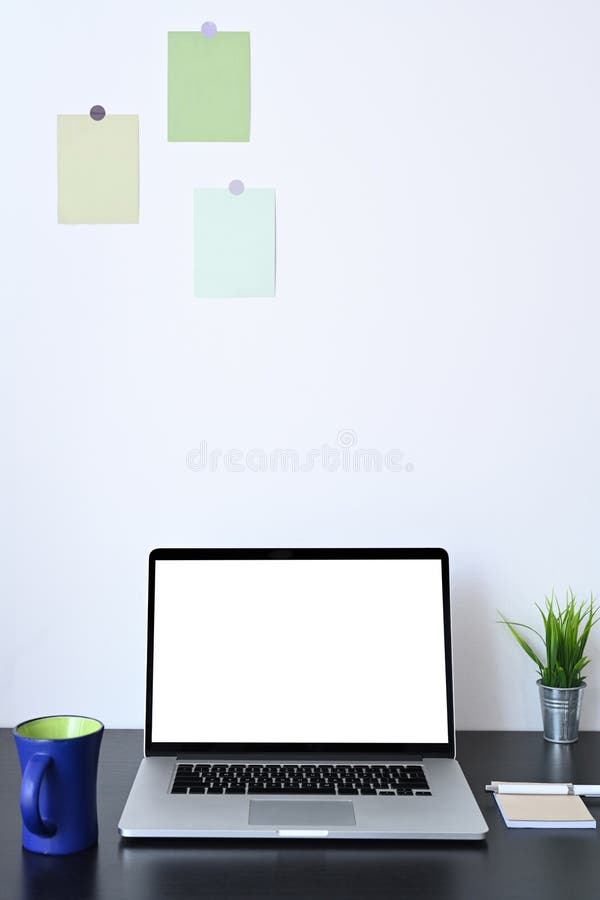 Einfacher Arbeitsplatz mit Computerlaptop mit leerem Bildschirm und Kaffeetasse auf Holz Schreibtisch. stockfotos