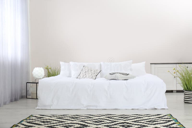 Einfacher Rauminnenraum mit großem bequemem Bett stockbild Einfacher Rauminnenraum mit großem bequemem Bett stockbild