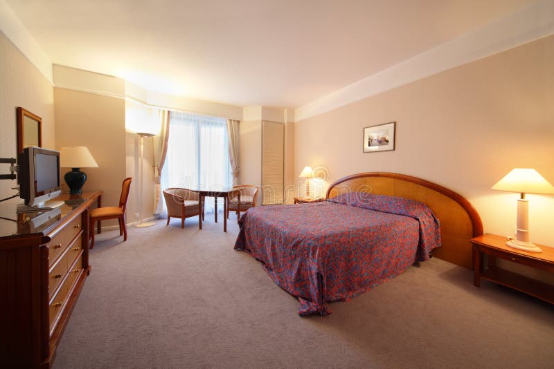 Einfaches Hotelzimmer stockbild. Bild von hotelzimmer - 36409143