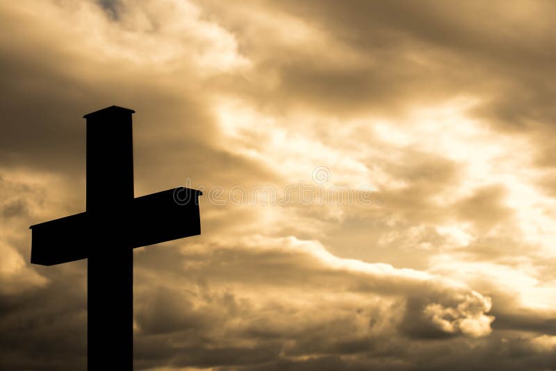 Einfaches hölzernes katholisches Querschattenbild, drastische orange Sturmwolken im Hintergrund, stockbilder Einfaches hölzernes katholisches Querschattenbild, drastische orange Sturmwolken im Hintergrund, stockbilder