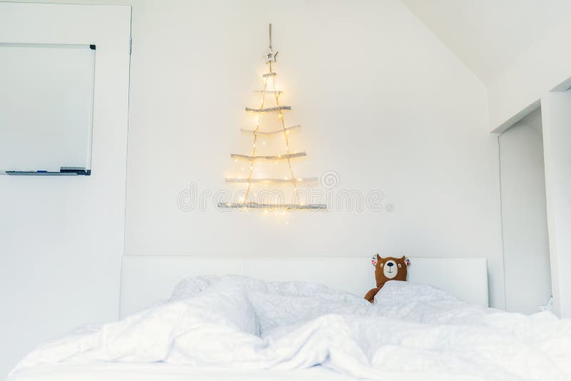 Einfaches, minimalgewissenhaftes Christmesse-Innendesign Ungewöhnlicher Weihnachtsbaum aus Holzstäbchen mit einer weißen Gartenan stockfotografie Einfaches, minimalgewissenhaftes Christmesse-Innendesign Ungewöhnlicher Weihnachtsbaum aus Holzstäbchen mit einer weißen Gartenan stockfotografie