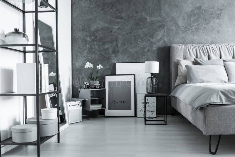 Bequemes Schlafzimmer Mit Grauer Wand Stockbild - Bild von metall