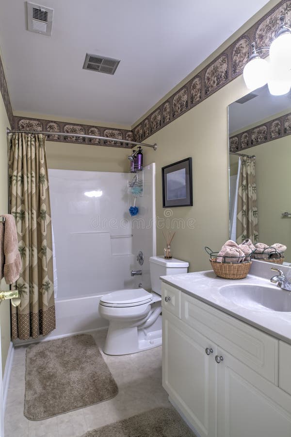 Einfaches Vom 1950 S Badezimmer Stockbild Bild Von Badezimmer Einfaches 95690497