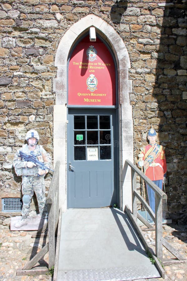 Eingang zu PWRR u. zum q-Regiment-Museum, Dover Castle, England lizenzfreies stockbild Eingang zu PWRR u. zum q-Regiment-Museum, Dover Castle, England lizenzfreies stockbild