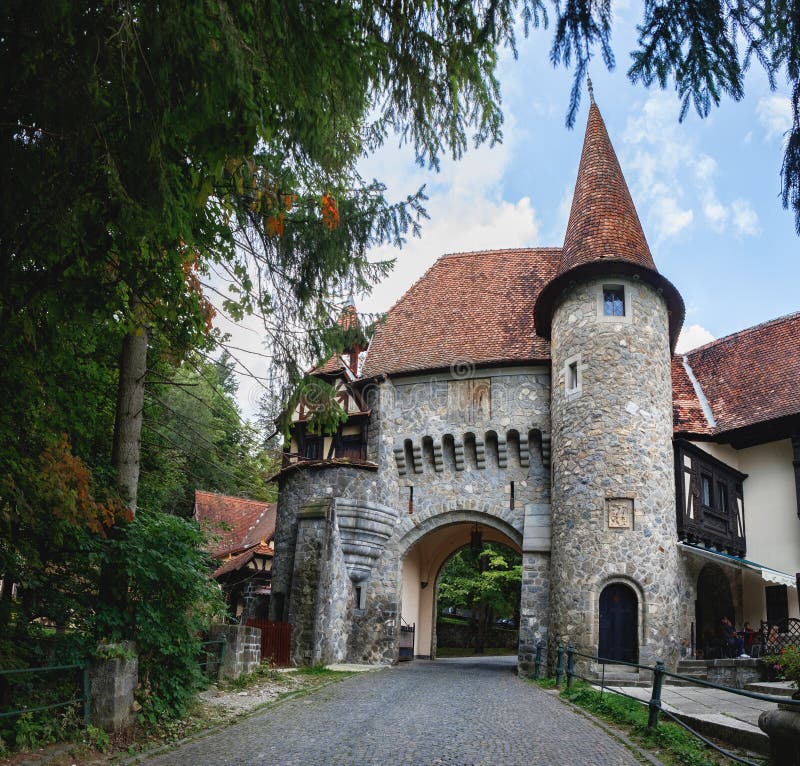 Eingang zum Peles-Schloss in Sinaia, Rumänien stockbild Eingang zum Peles-Schloss in Sinaia, Rumänien stockbild