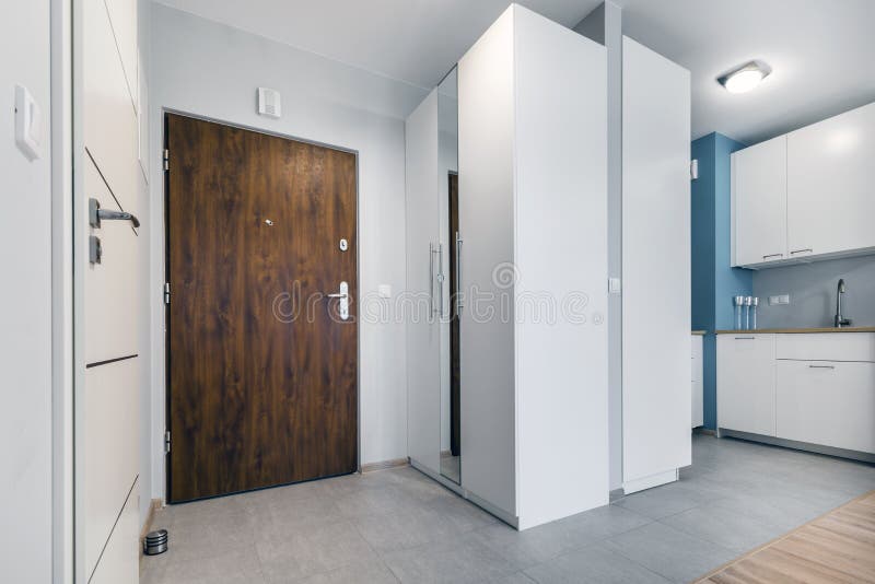 Eingang zur kleinen Wohnung in der modernen Wohnung stockbilder Eingang zur kleinen Wohnung in der modernen Wohnung stockbilder