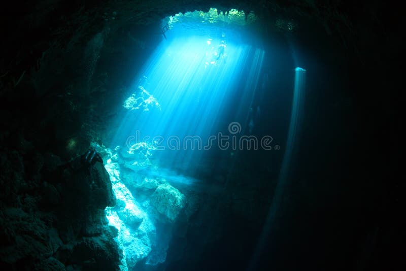 Eingangsbereich von cenote Unterwasserhöhle lizenzfreies stockbild Eingangsbereich von cenote Unterwasserhöhle lizenzfreies stockbild