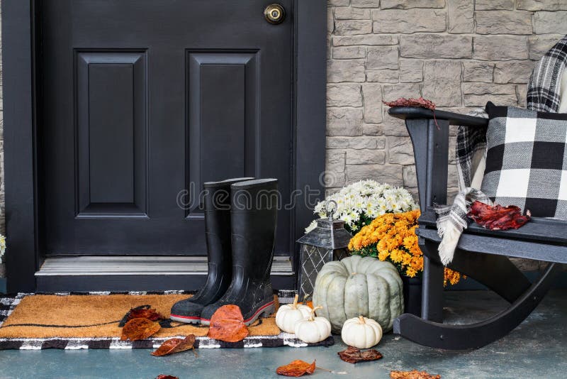 Eingangsterrasse dekoriert für Herbst mit Büffelplaid