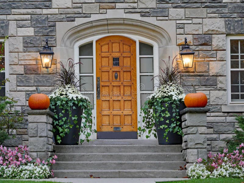 Altes Steinhaus stockfoto. Bild von stein, garten, eingang - 11128908