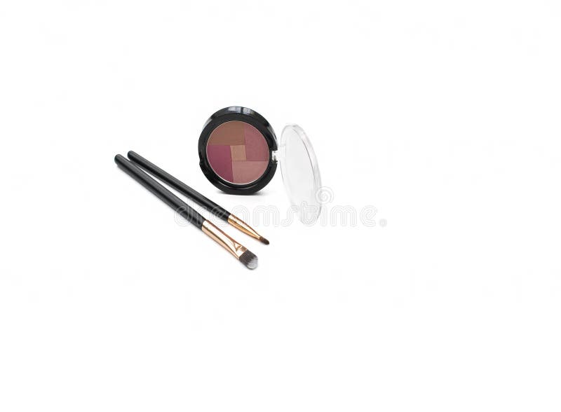 Eingestellt von den Sch?nheitskosmetik richten Sie mit Lidschattenpalette her, err?ten Sie und die B?rsten, die auf wei?em Hinter stockbilder Eingestellt von den Sch?nheitskosmetik richten Sie mit Lidschattenpalette her, err?ten Sie und die B?rsten, die auf wei?em Hinter stockbilder