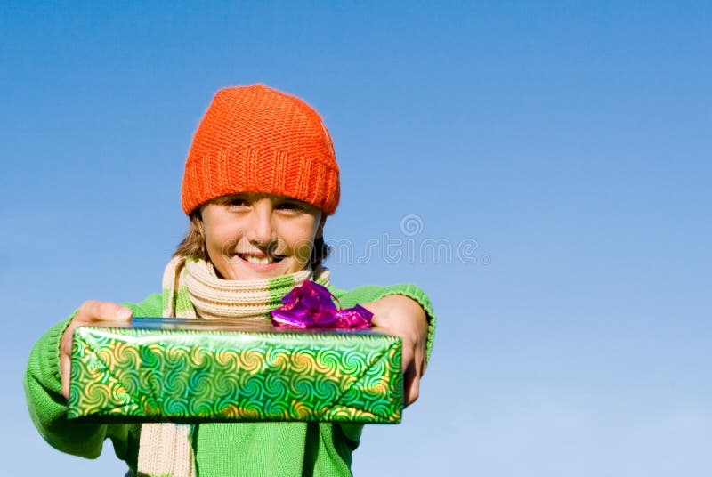 Eingewickelte Geschenke des Kindes Holding lizenzfreie stockfotos Eingewickelte Geschenke des Kindes Holding lizenzfreie stockfotos
