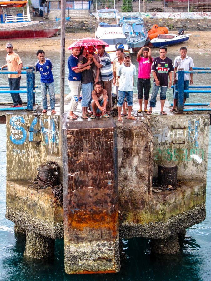 Labuan Bajo Im Regen, Hafen/touristische Stadt, Flores, Indonesien