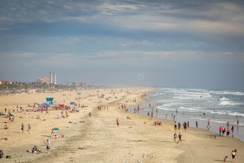 Einheimische und Touristen, die Huntington Beach in Kalifornien genießen lizenzfreies stockbild Einheimische und Touristen, die Huntington Beach in Kalifornien genießen lizenzfreies stockbild