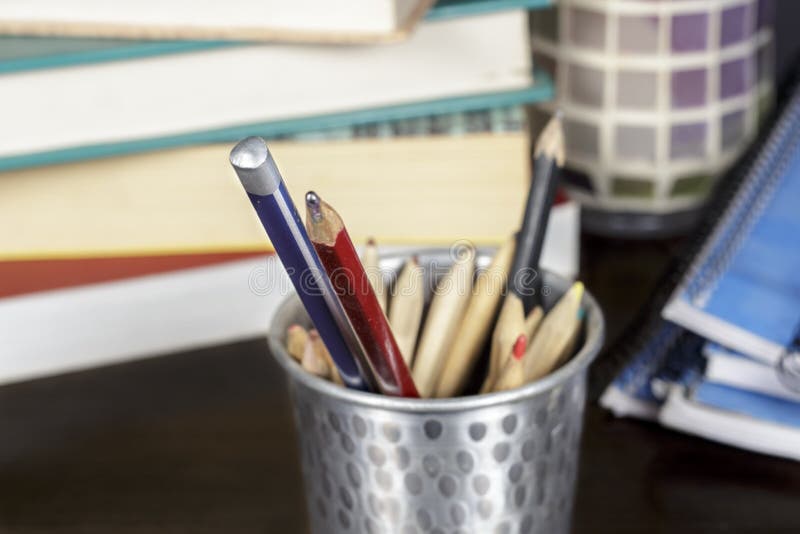 Einige hölzerne Bleistifte in einen Metallbleistiftkasten auf einem Schreibtisch stockfotos Einige hölzerne Bleistifte in einen Metallbleistiftkasten auf einem Schreibtisch stockfotos