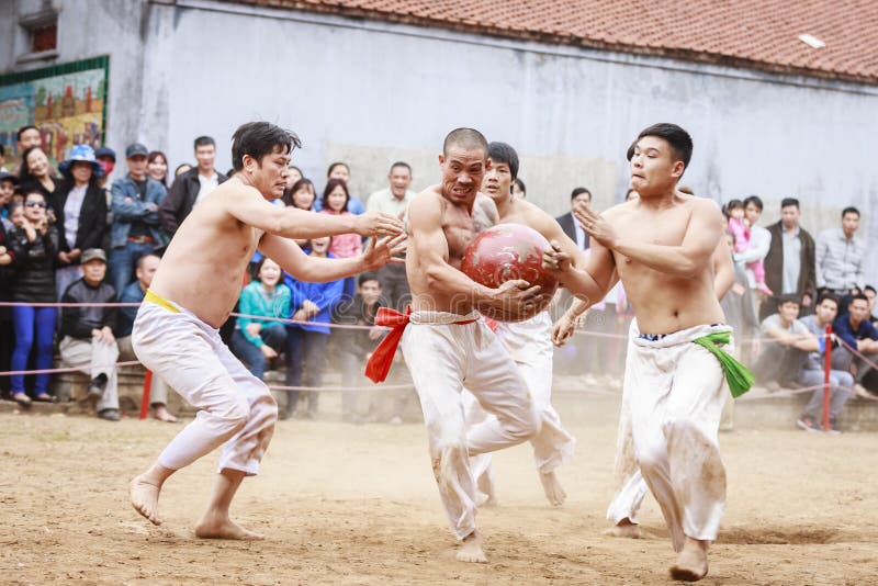 Einige junge Männer spielen mit hölzernem Ball im neuen Mondjahr des Festivals in Hanoi, Vietnam am 27. Januar 2016 stockfotografie Einige junge Männer spielen mit hölzernem Ball im neuen Mondjahr des Festivals in Hanoi, Vietnam am 27. Januar 2016 stockfotografie