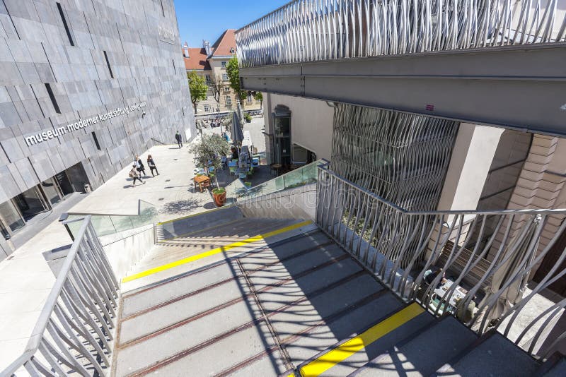 Einige Leute genießen einen sonnigen Nachmittag neben dem Museum für Moderne Kunst in Wien stockfoto Einige Leute genießen einen sonnigen Nachmittag neben dem Museum für Moderne Kunst in Wien stockfoto