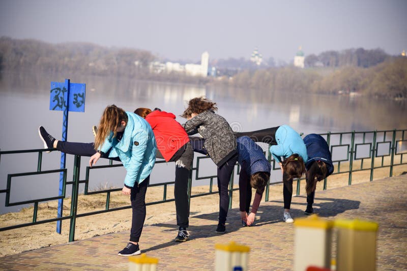 Einige Mädchen machen das Ausdehnen auf der Bank des Desna-Flusses, Ukraine, Chernigov, lizenzfreie stockfotos Einige Mädchen machen das Ausdehnen auf der Bank des Desna-Flusses, Ukraine, Chernigov, lizenzfreie stockfotos