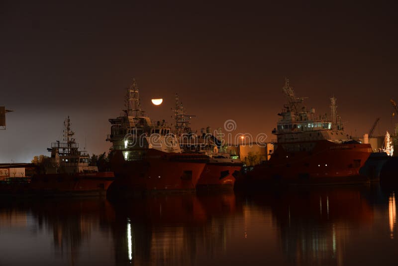 Einige Schiffe stehen in Port sehr gute Beleuchtung Und auf der Seite des halb schönen Mondes stockfotos Einige Schiffe stehen in Port sehr gute Beleuchtung Und auf der Seite des halb schönen Mondes stockfotos