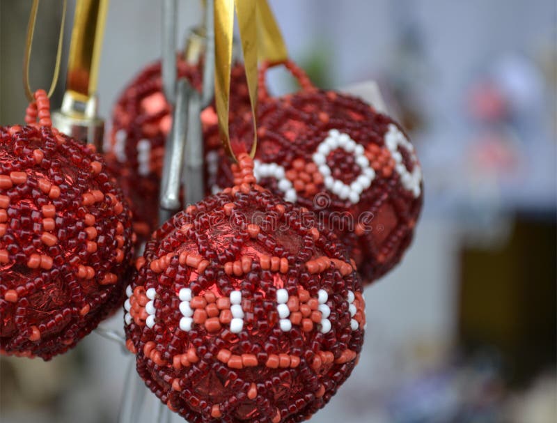Einige Weihnachtsbälle von roten und weißen Perlen lizenzfreies stockfoto Einige Weihnachtsbälle von roten und weißen Perlen lizenzfreies stockfoto