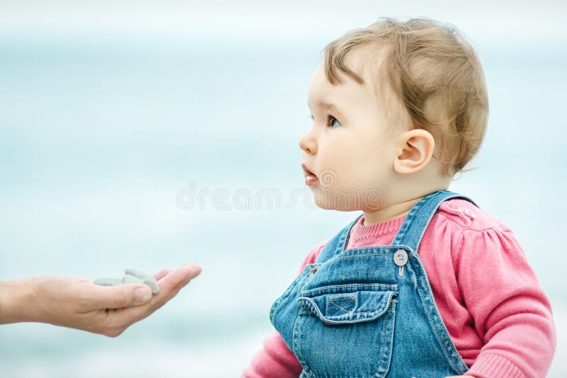 Einjähriges Kind auf der Nahaufnahme des Strandes im Frühjahr lizenzfreie stockfotos Einjähriges Kind auf der Nahaufnahme des Strandes im Frühjahr lizenzfreie stockfotos
