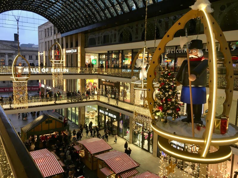 Einkaufen ‚Mall von Berlin ‚verziert für Weihnachten, beschäftigt mit vielen Käufern und mit Tausenden Lichtern belichtet stockbild Einkaufen ‚Mall von Berlin ‚verziert für Weihnachten, beschäftigt mit vielen Käufern und mit Tausenden Lichtern belichtet stockbild