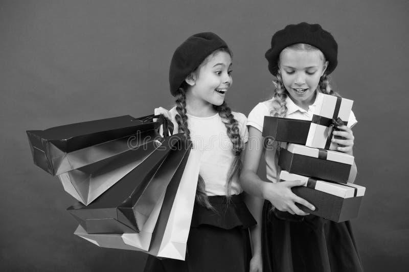 Einkaufsgewordener Spa? mit besten Freunden Kinder zufriedengestellt durch kaufenden roten Hintergrund Besessen gewesen mit dem E stockfotografie Einkaufsgewordener Spa? mit besten Freunden Kinder zufriedengestellt durch kaufenden roten Hintergrund Besessen gewesen mit dem E stockfotografie
