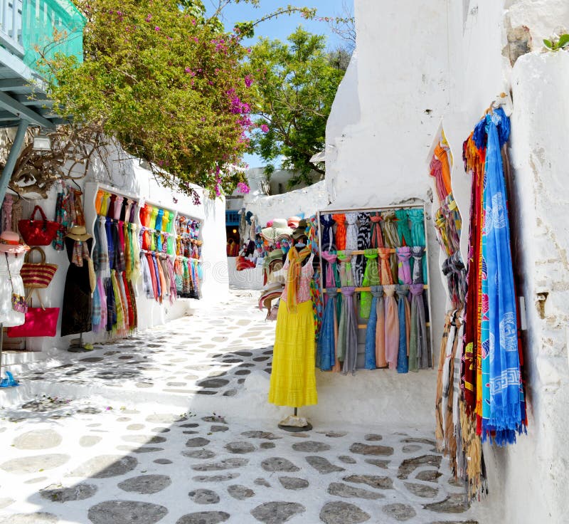 Einkaufsstraße bei Mykonos Buntes Kleid und Schal Griechenland lizenzfreie stockfotografie Einkaufsstraße bei Mykonos Buntes Kleid und Schal Griechenland lizenzfreie stockfotografie