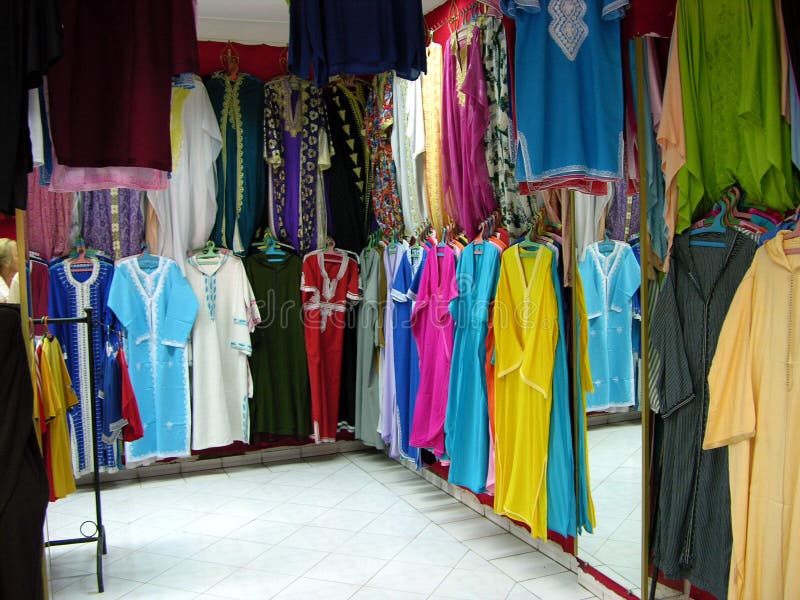 Einkaufsstraße in Marrakesch mit einem Kleidungsshop lizenzfreies stockfoto Einkaufsstraße in Marrakesch mit einem Kleidungsshop lizenzfreies stockfoto