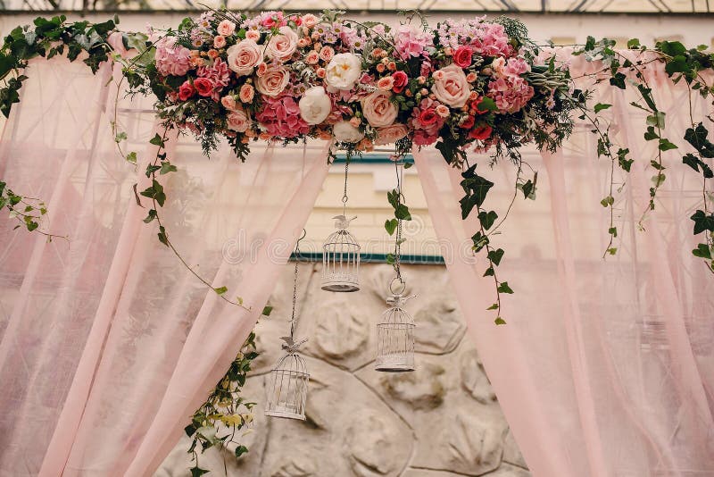 Einladungskarte mit Perlendekoration und Rosen Boutonniere auf weißem Hintergrund lizenzfreie stockfotos Einladungskarte mit Perlendekoration und Rosen Boutonniere auf weißem Hintergrund lizenzfreie stockfotos