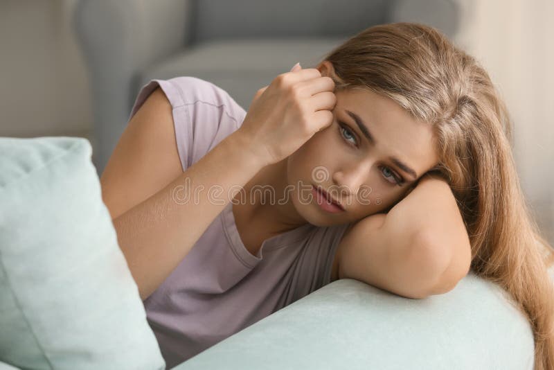 Einsame Frau, die zu Hause unter Krise leidet lizenzfreies stockfoto Einsame Frau, die zu Hause unter Krise leidet lizenzfreies stockfoto