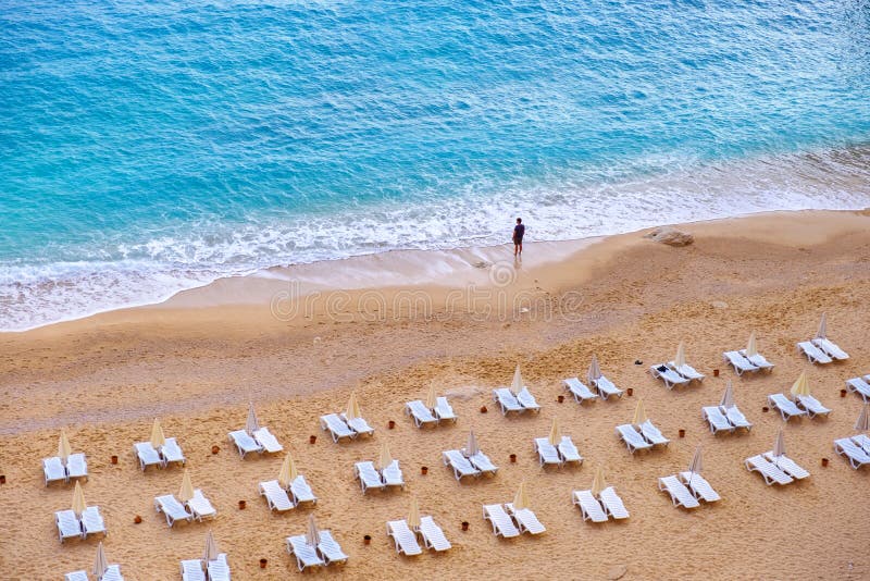 Einsame Zahl eines Mannes, der die K?ste auf einem verlassenen Kaputas-Strand, die T?rkei bereitsteht lizenzfreies stockbild Einsame Zahl eines Mannes, der die K?ste auf einem verlassenen Kaputas-Strand, die T?rkei bereitsteht lizenzfreies stockbild
