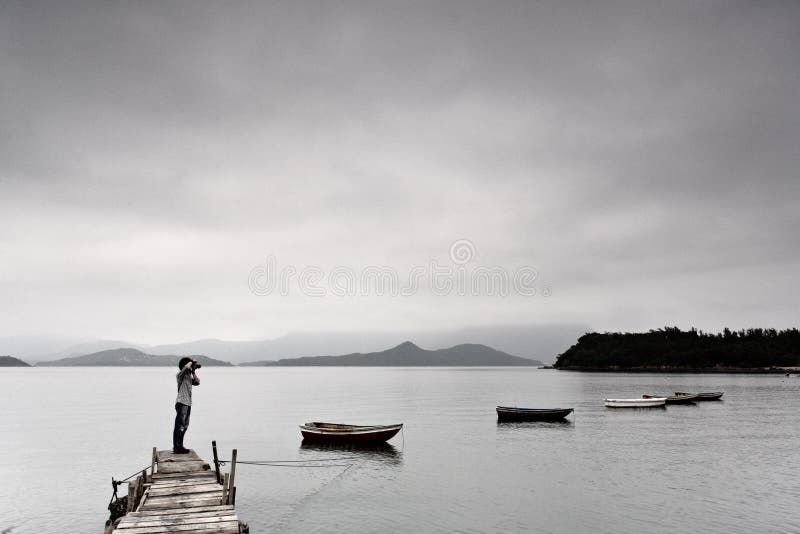 Einsamer Mann, der Foto nimmt lizenzfreie stockfotos Einsamer Mann, der Foto nimmt lizenzfreie stockfotos
