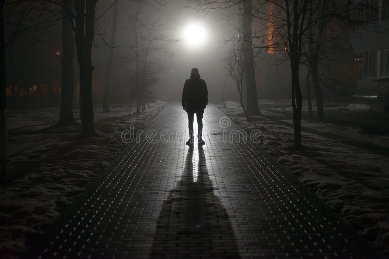 Einsamer Mann im Nebel nachts