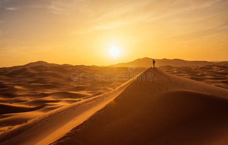 Einsamer Mann in Sahara Desert