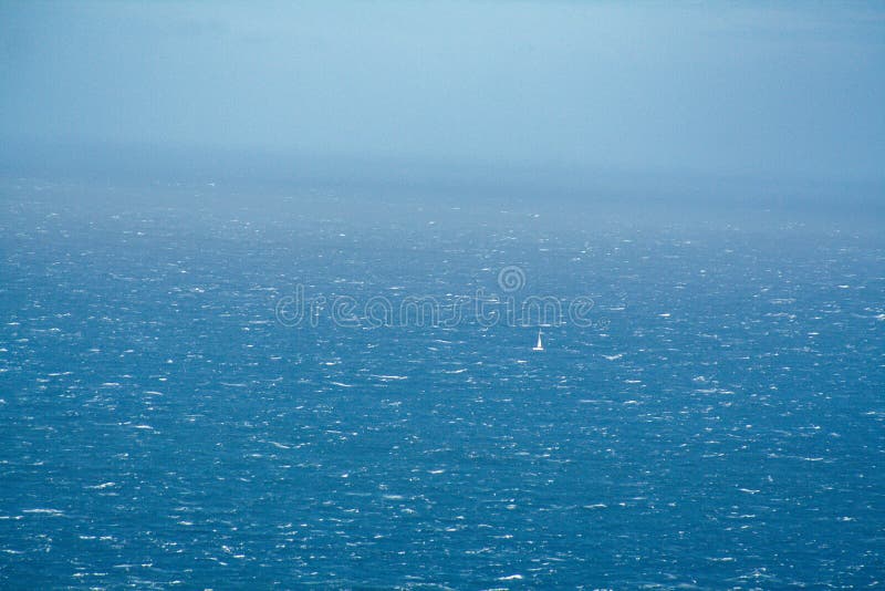 Einsames Segelboot auf dem Meer lizenzfreie stockfotografie Einsames Segelboot auf dem Meer lizenzfreie stockfotografie