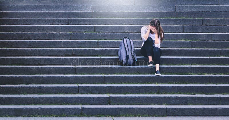 Einschüchterungs-, Unterscheidungs- oder Druckkonzept Trauriges Jugendlich-Schreien stockfotos Einschüchterungs-, Unterscheidungs- oder Druckkonzept Trauriges Jugendlich-Schreien stockfotos