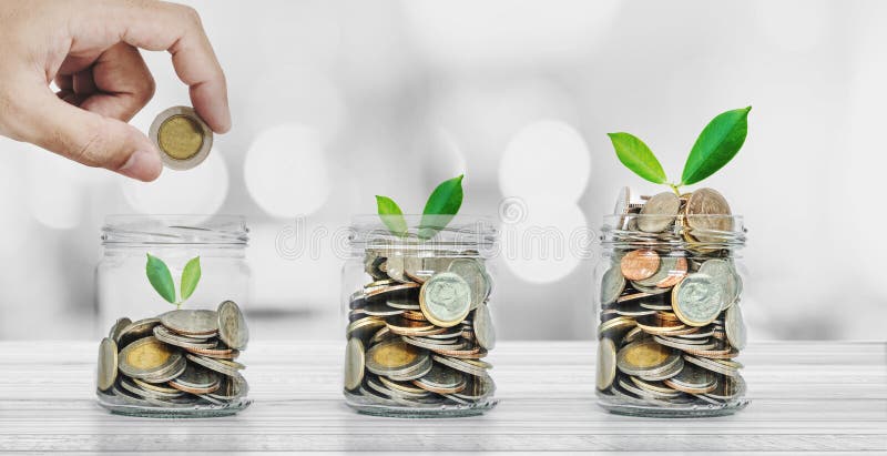 Einsparungsgeld, Bankwesen- und Investitionskonzepte, Hand, die Münze in Glasflaschen mit Betriebsdem glühen einsetzt