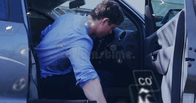 Einstieg in Auto-Mann in blauem Hemd mit animiertem digitalen Interface-Overlay stock abbildung