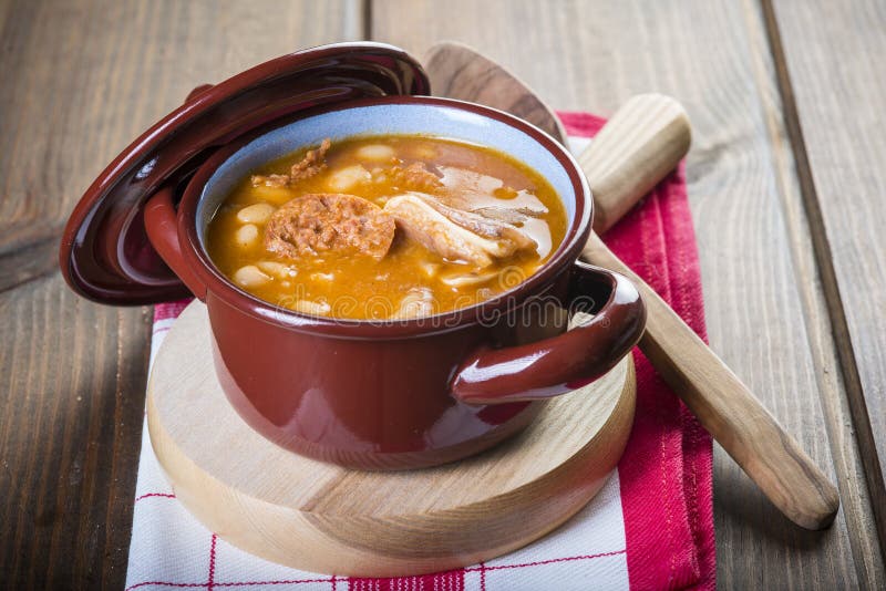 Eintopfgericht der weißen Bohnen und des Schweinefleischs lizenzfreies stockbild Eintopfgericht der weißen Bohnen und des Schweinefleischs lizenzfreies stockbild
