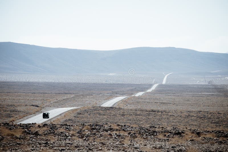 Einzelne Autoreisen auf der Straße durch Death Valley lizenzfreies stockfoto Einzelne Autoreisen auf der Straße durch Death Valley lizenzfreies stockfoto