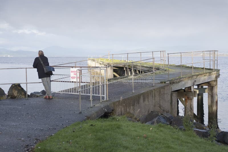 Einzelne Person Viewing Landscape Early Morning-Einsamkeit offenes Vista in Meer Pier Jetty lizenzfreie stockfotografie Einzelne Person Viewing Landscape Early Morning-Einsamkeit offenes Vista in Meer Pier Jetty lizenzfreie stockfotografie