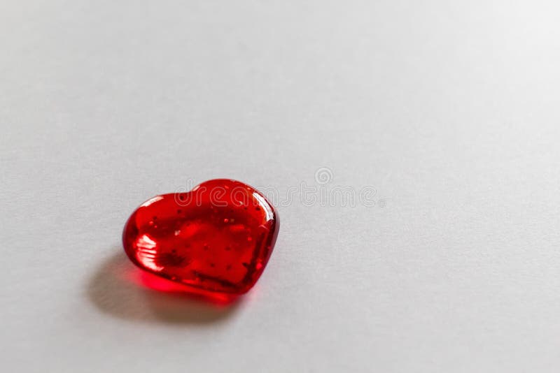 Einzelner klarer roter Herz withwhite Hintergrund für Valentinstag stockbild Einzelner klarer roter Herz withwhite Hintergrund für Valentinstag stockbild
