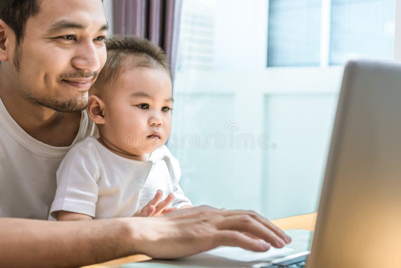 Einzelner Vati und Sohn, der zusammen Laptop gl?cklich verwendet Technologie- und Lebensstilkonzept Gl?cklich familly und Babythe