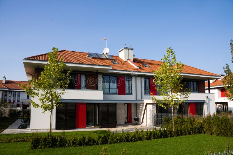 Einzelnes Familienmediumhaus stockfoto Einzelnes Familienmediumhaus stockfoto