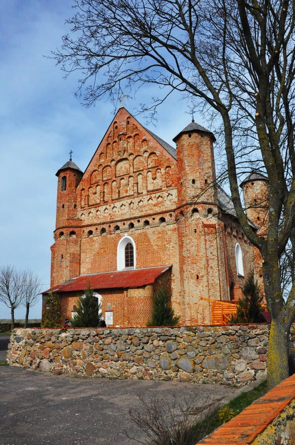 Einzigartige antike Kirchenfestung auf dem Land der modernen Republik Belarus im Dorf Synkovichi