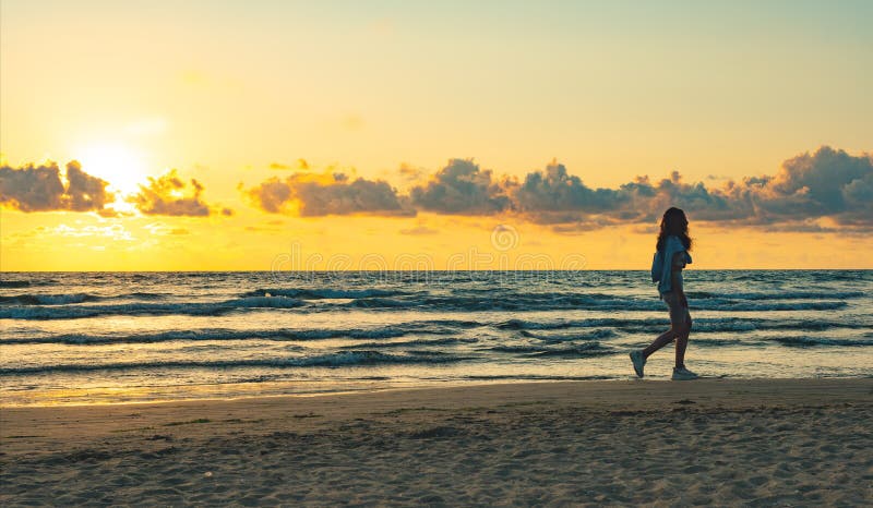 Einziges Madchen Das Nahe Ungewohnlichen Schlammbanken Geht Stockbild Bild Von Kerry Wasser 46681525