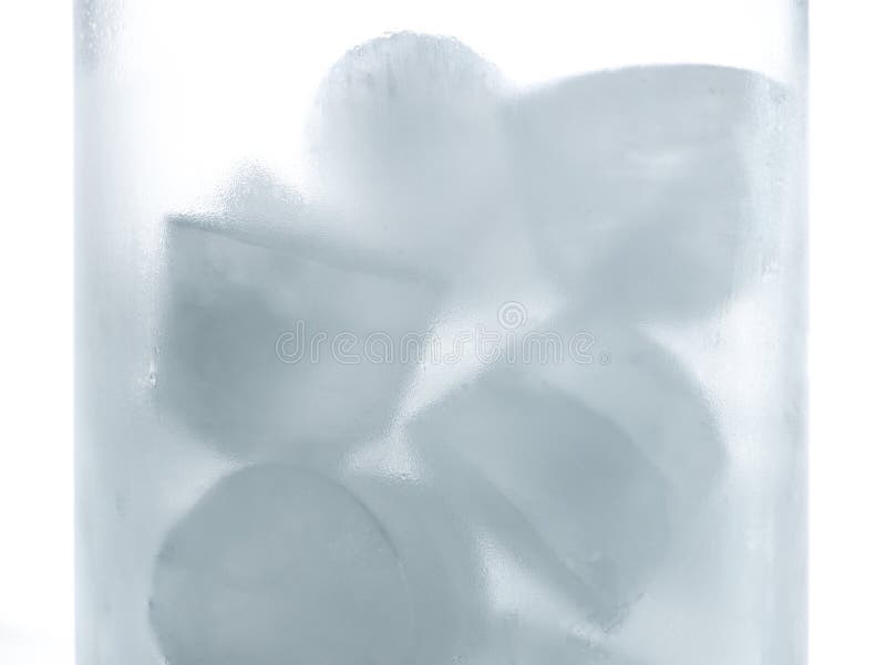 Eis im frischen Glas des Wassers mit Frost auf Seiten stockbild Eis im frischen Glas des Wassers mit Frost auf Seiten stockbild