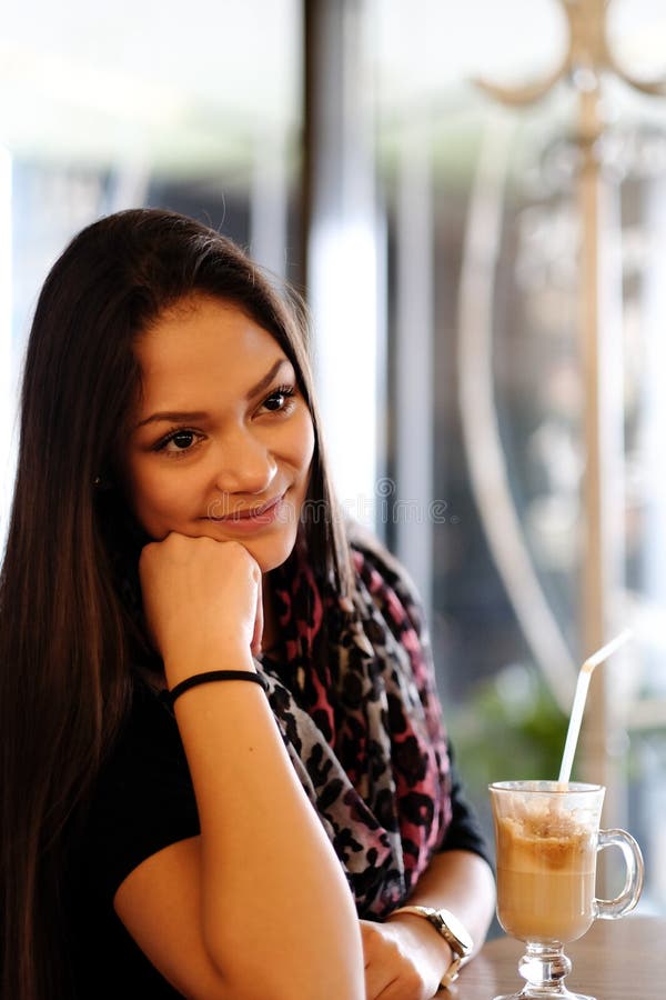 Eis-Mokkaerschütterung des schönen Mädchens trinkende in einem Café stockbild Eis-Mokkaerschütterung des schönen Mädchens trinkende in einem Café stockbild