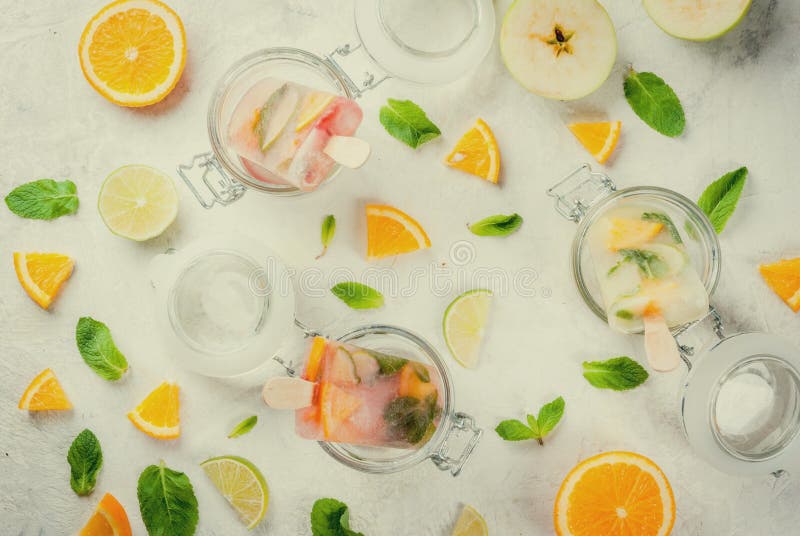 Eis am Stiel der Sangria, der Limonade oder des mojito stockfotos Eis am Stiel der Sangria, der Limonade oder des mojito stockfotos